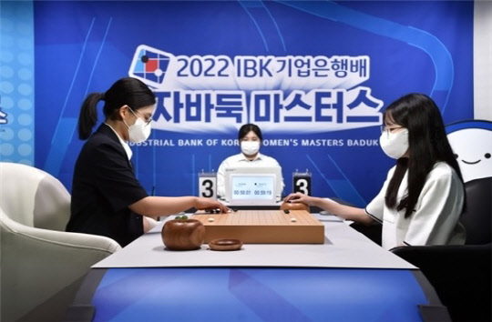 지난해 8월 3일 한국기원에서 열린 'IBK기업은행배 여자바둑마스터스'에서 박태희(왼쪽) 3단과 정유진 2단이 결승전을 치르고 있다. 기업은행 제공